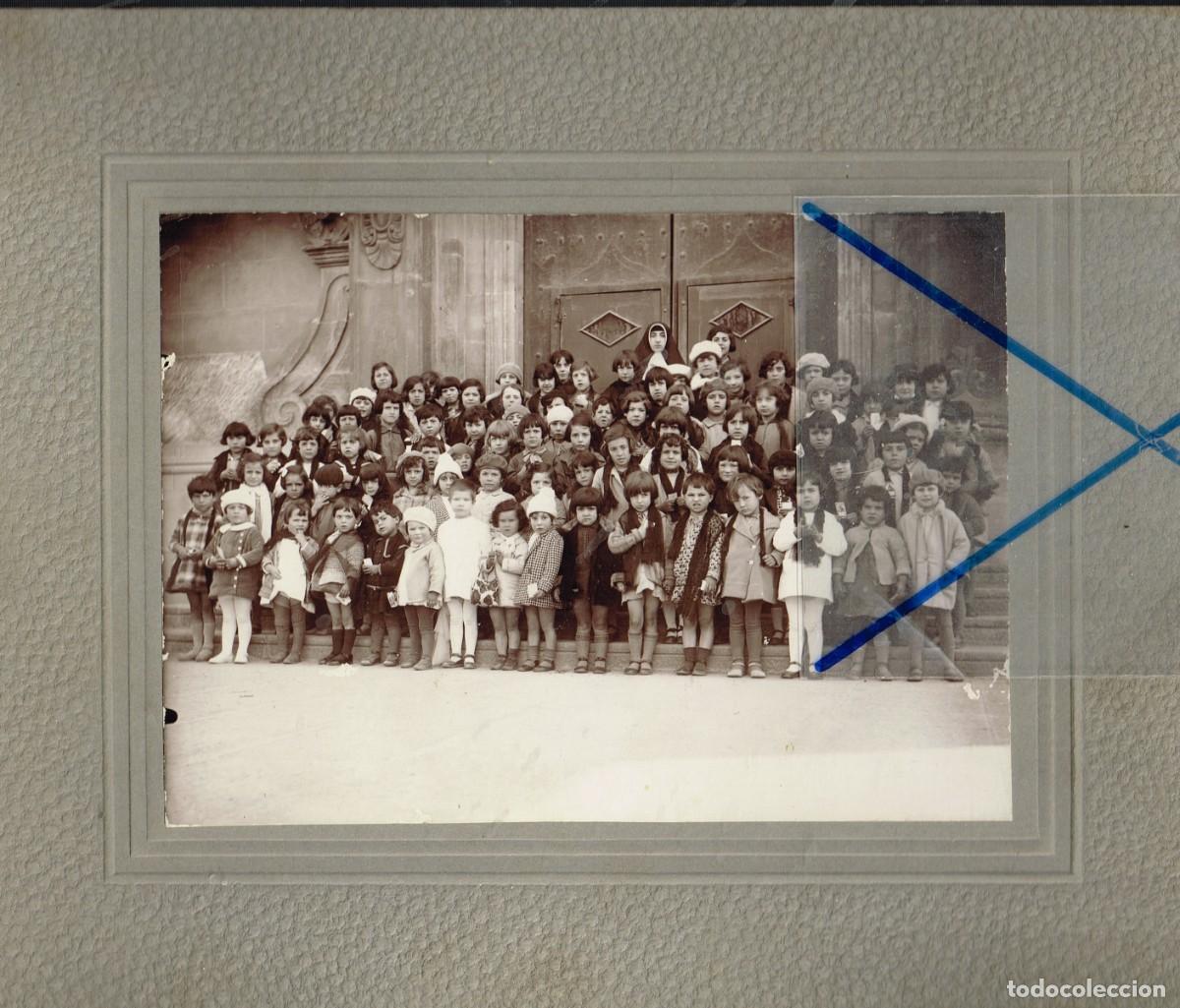Fotograf&iacute;a antigua: 40/50&acute;s ca. COLEGIO DE MONJAS BONITA FOTO DE GRUPO DE NI&Ntilde;AS PEQUE&Ntilde;AS Y AL FONDO MONJITA