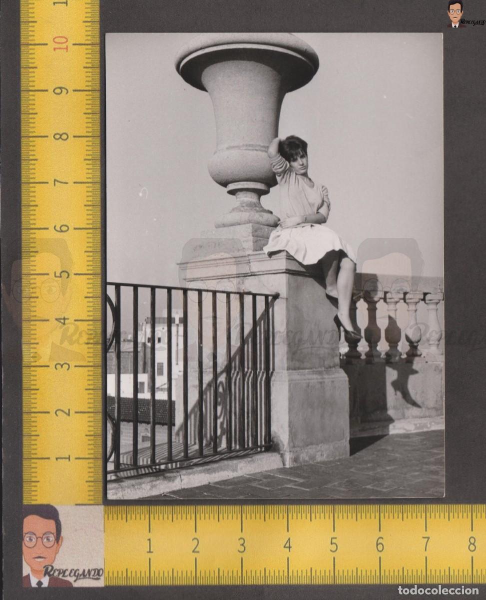 Alte Fotografie: GUAPA CHICA JOVEN POSA EN BARANDILLA JUNTO A MACETERO GIGANTE - FOTO ANTIGUA A&Ntilde;OS 50/60 ESPA&Ntilde;A