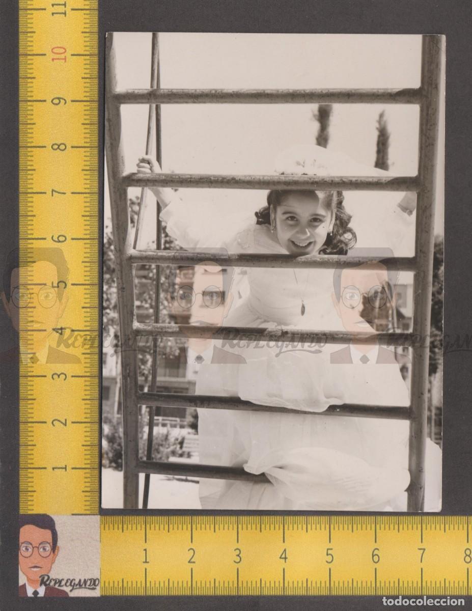 Antique Photography: SIMP&Aacute;TICA NI&Ntilde;A POSA EN REJAS PARQUE - VESTIDO COMUNI&Oacute;N - FOTO ANTIGUA A&Ntilde;OS 50/60 ESPA&Ntilde;A INFANCIA