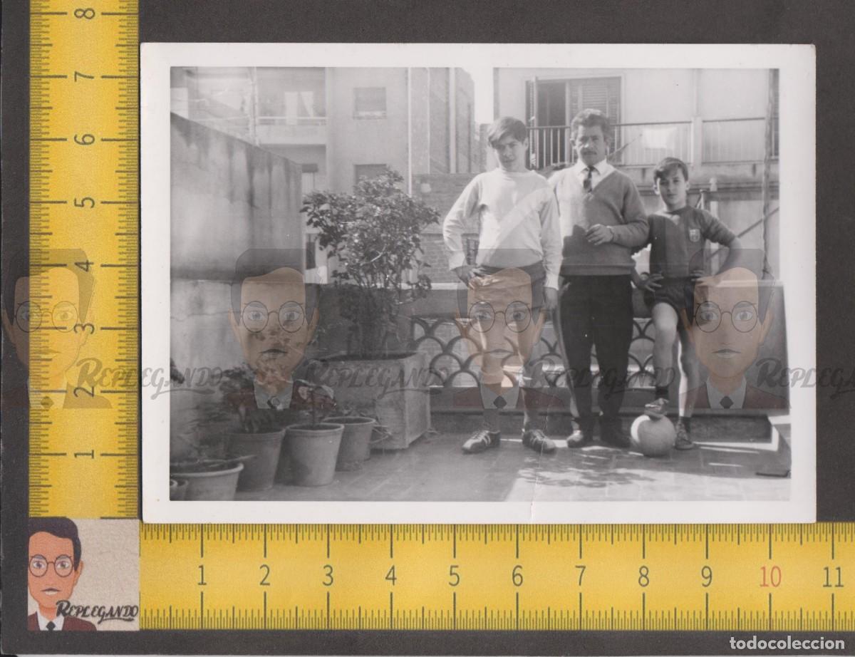 Fotograf&iacute;a antigua: NI&Ntilde;OS VESTIDOS FUTBOLISTAS BAL&Oacute;N - PADRE E HIJOS - CAMISETA BAR&Ccedil;A - FOTO ANTIGUA A&Ntilde;OS 50 INFANCIA