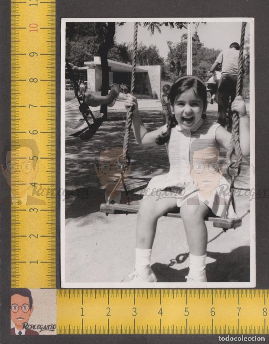 Fotografia antiga: NI&Ntilde;A SONRIE FELIZ COLUMPI&Aacute;NDOSE EN COLUMPIO PARQUE - FOTO ANTIGUA A&Ntilde;OS 50/60 - ESPA&Ntilde;A INFANCIA