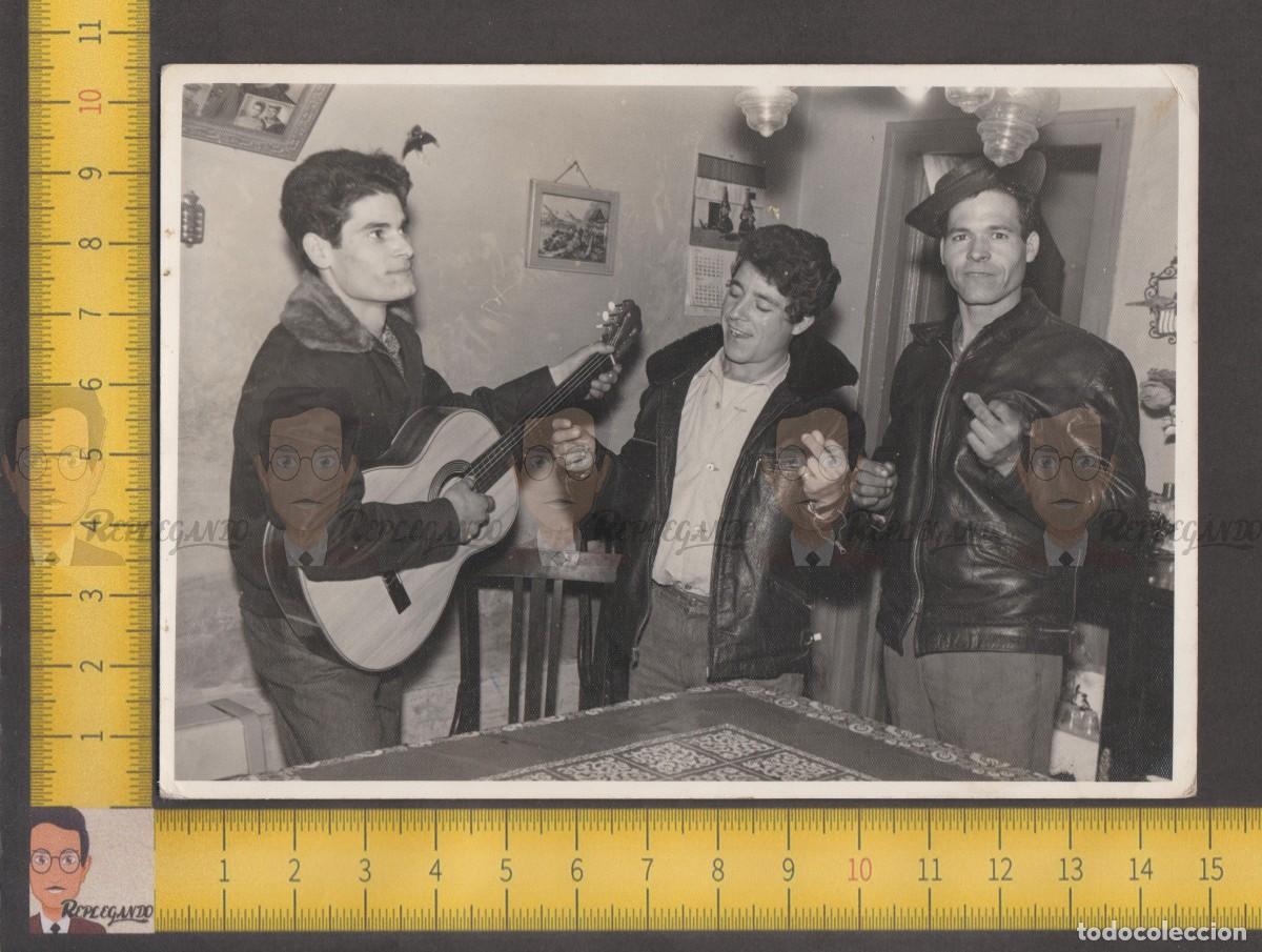 Photographie ancienne: TR&Iacute;O DE AMIGOS DE FIESTA TOCANDO GUITARRA / CHICOS J&Oacute;VENES / FOTO ANTIGUA A&Ntilde;OS 50 ESPA&Ntilde;A