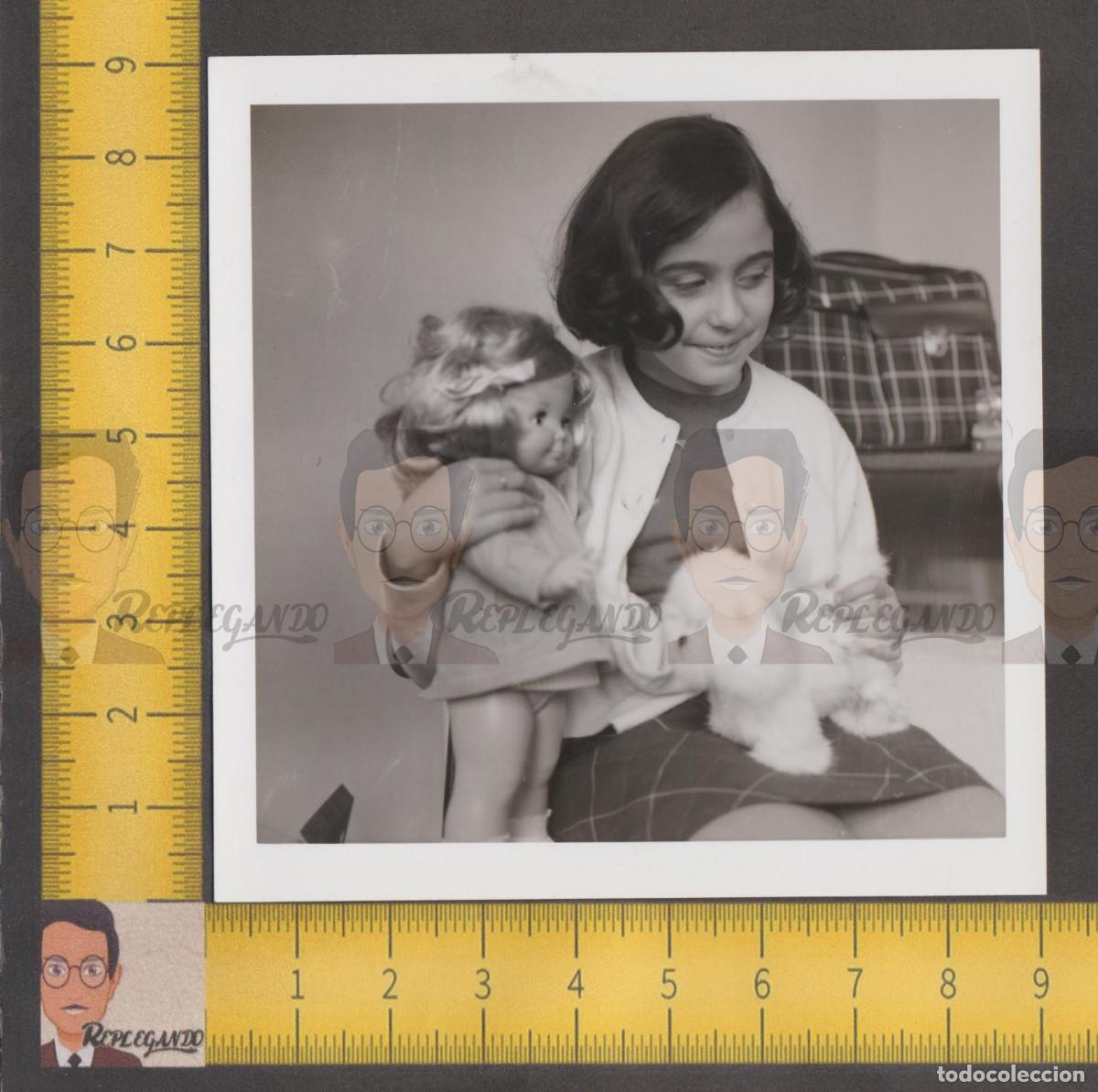 Alte Fotografie: NI&Ntilde;A SONRIE CON SU MU&Ntilde;ECA &iquest;FAMOSA? Y PELUCHE JUGUETE - FOTO ANTIGUA A&Ntilde;OS 50/60 - ESPA&Ntilde;A INFANCIA