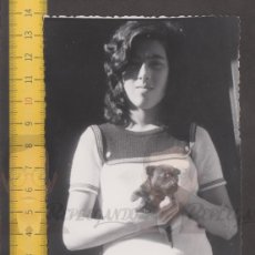 Fotografía antigua: NIÑA CON CACHORRO DE PERRO / FOTO ANTIGUA EN BLANCO Y NEGRO AÑOS 60/70 - ESPAÑA PERRITO INFANCIA 001