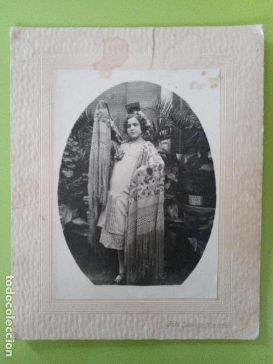 Fotograf&iacute;a antigua: ANTIGUA FOTOGRAF&Iacute;A. NI&Ntilde;A CON MANT&Oacute;N Y PEINETA. FOT&Oacute;GRAFO S&Aacute;NCHEZ MONTANES