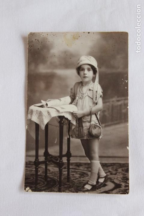 Fotograf&iacute;a antigua: NI&Ntilde;A LEYENDO VESTIDA A&Ntilde;OS 20