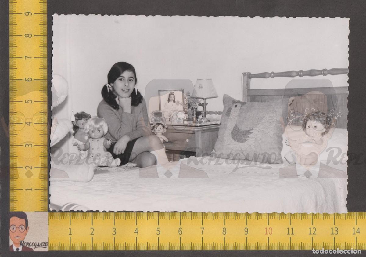 Photographie ancienne: NI&Ntilde;A COLETAS CON SUS MU&Ntilde;ECAS EN SU HABITACI&Oacute;N / FOTO ANTIGUA A&Ntilde;OS 60/70 - JUGUETE ESPA&Ntilde;A
