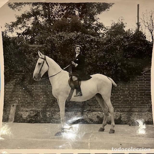Fotografia antica: FOTOGRAFIA DE SE&Ntilde;ORITA MONTADA A CABALLO, FOTO. GOMBAU, SALAMANCA, DEDICADA A A. MIDDELMAUN