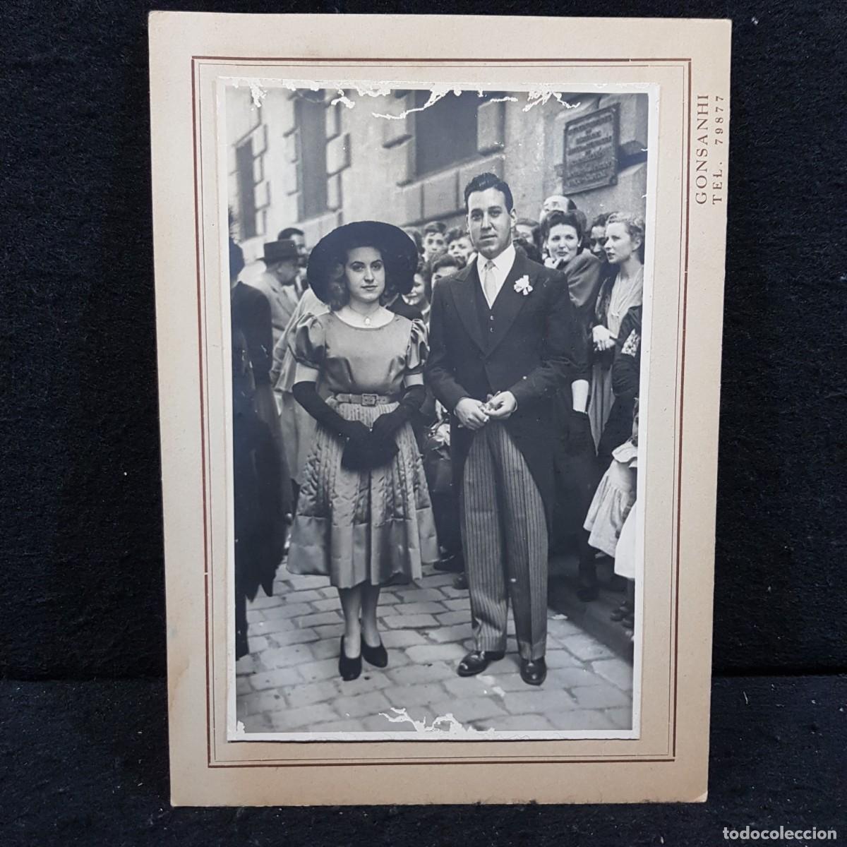 Photographie ancienne: ANTIGUA FOTOGRAFIA - GONSANHI - PAREJA JOVEN ASISTIENDO A UN MATRIMONIO - A&Ntilde;O 1949 / 104