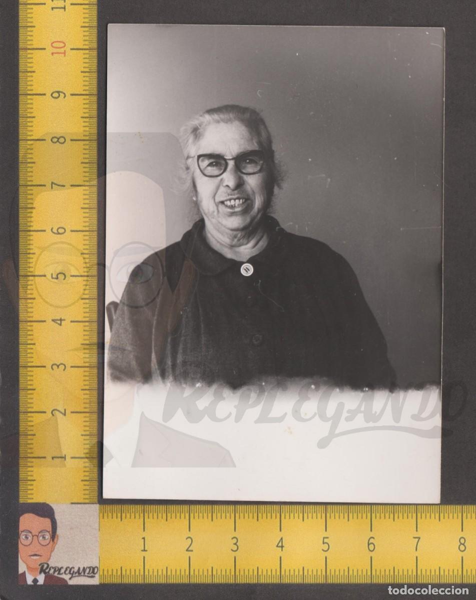 Fotografia antica: MUJER MAYOR CON GAFAS SONRIENDO A C&Aacute;MARA - FOTO ANTIGUA A&Ntilde;OS 50 - ABUELA LUTO ESPA&Ntilde;A SE&Ntilde;ORA