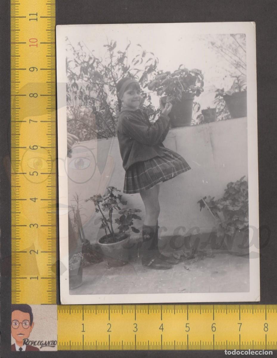Antique Photography: SIMP&Aacute;TICA NI&Ntilde;A SONRIE EN JARD&Iacute;N CON MACETA FLORES - FOTO ANTIGUA A&Ntilde;OS 50/60 - INFANCIA ESPA&Ntilde;A