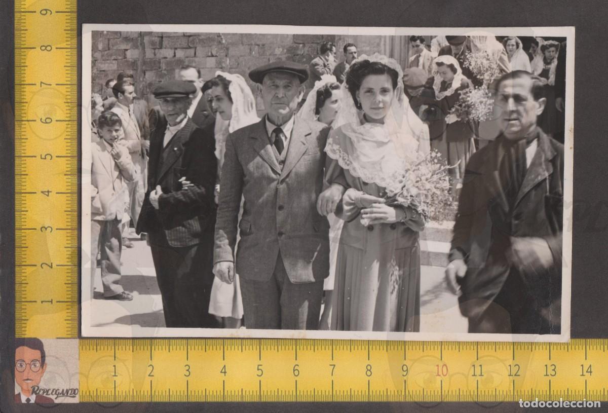 Fotograf&iacute;a antigua: GUAPA CHICA JOVEN CON MANTILLA Y SE&Ntilde;OR DEL BRAZO - IGLESIA COSTUMBRISMO - FOTO ANTIGUA A&Ntilde;OS 40