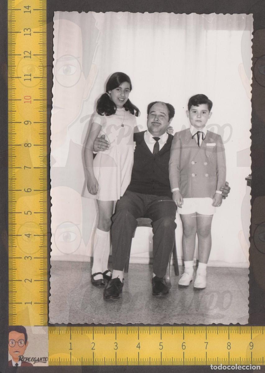 Fotografia antica: PADRE ORGULLOSO POSA CON SUS HIJOS - NI&Ntilde;A COLETAS - NI&Ntilde;O SIMP&Aacute;TICO - FOTO ANTIGUA A&Ntilde;OS 50/60 ESPA&Ntilde;A