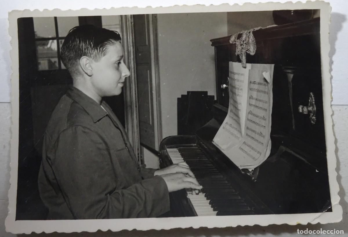 Fotograf&iacute;a antigua: ANTIGUA FOTOGRAF&Iacute;A, B/N, NI&Ntilde;O TOCANDO EL PIANO, 1954, VER FOTOS