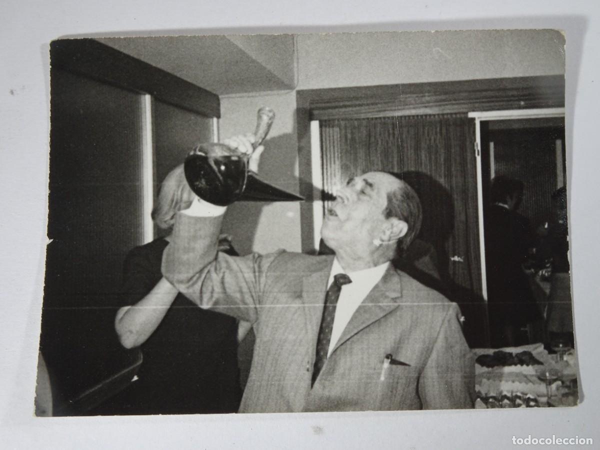 Photographie ancienne: ANTIGUA FOTOGRAF&Iacute;A , HOMBRE BEBIENDO PORR&Oacute;N, VER FOTOS