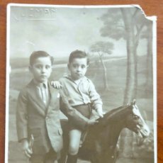 Fotografía antigua: FOTOGRAFÍA DE DOS NIÑOS, UNO SOBRE UN CABALLO JUGUETE AÑO 1927 - FOTOGRAFO GUZMÁN, VALENCIA