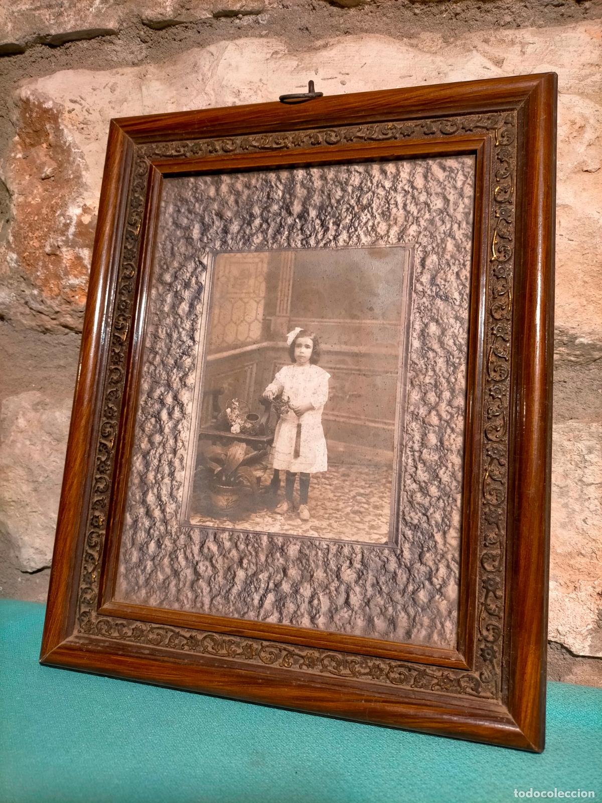 Fotografia antiga: Fotograf&iacute;a antigua enmarcado de ni&ntilde;a vestida de blanco marco de madera con molduras a&ntilde;os 20