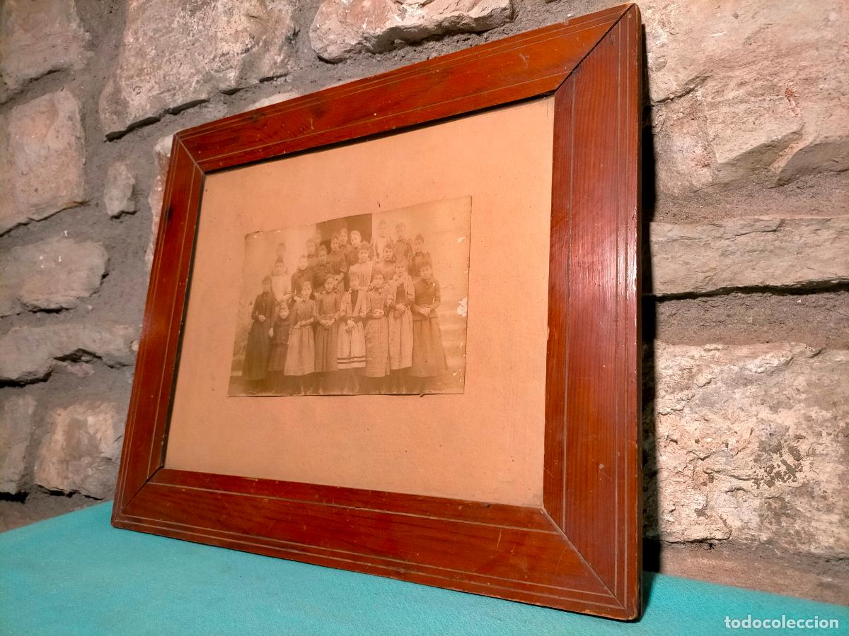 Fotografia antiga: Fotograf&iacute;a antigua enmarcado de colegio de ni&ntilde;as marco de madera tallada finales S.XIX
