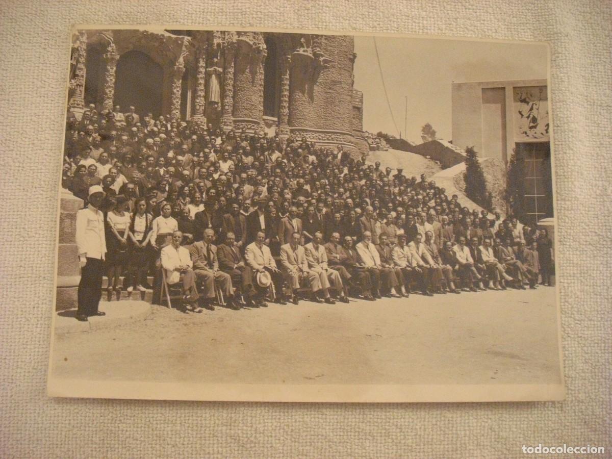 Fotograf&iacute;a antigua: ANTIGUA FOTO DE PERSONAS EN LAS ESCALINATAS DE UNA IGLESIA . 23 X 17 CM. JULIO 1944