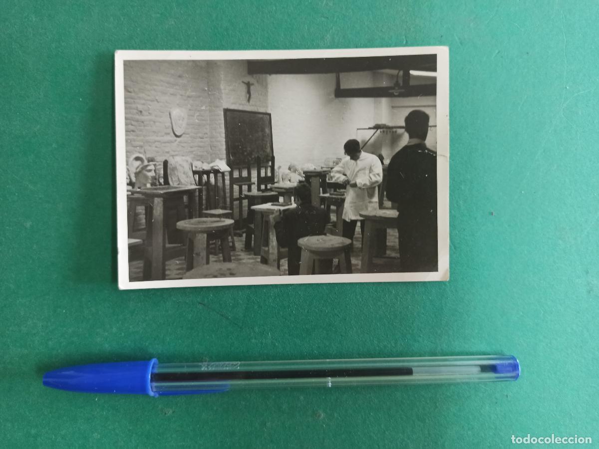 Fotografia antica: Antigua fotografia de una clase de Modelado. A identificar.