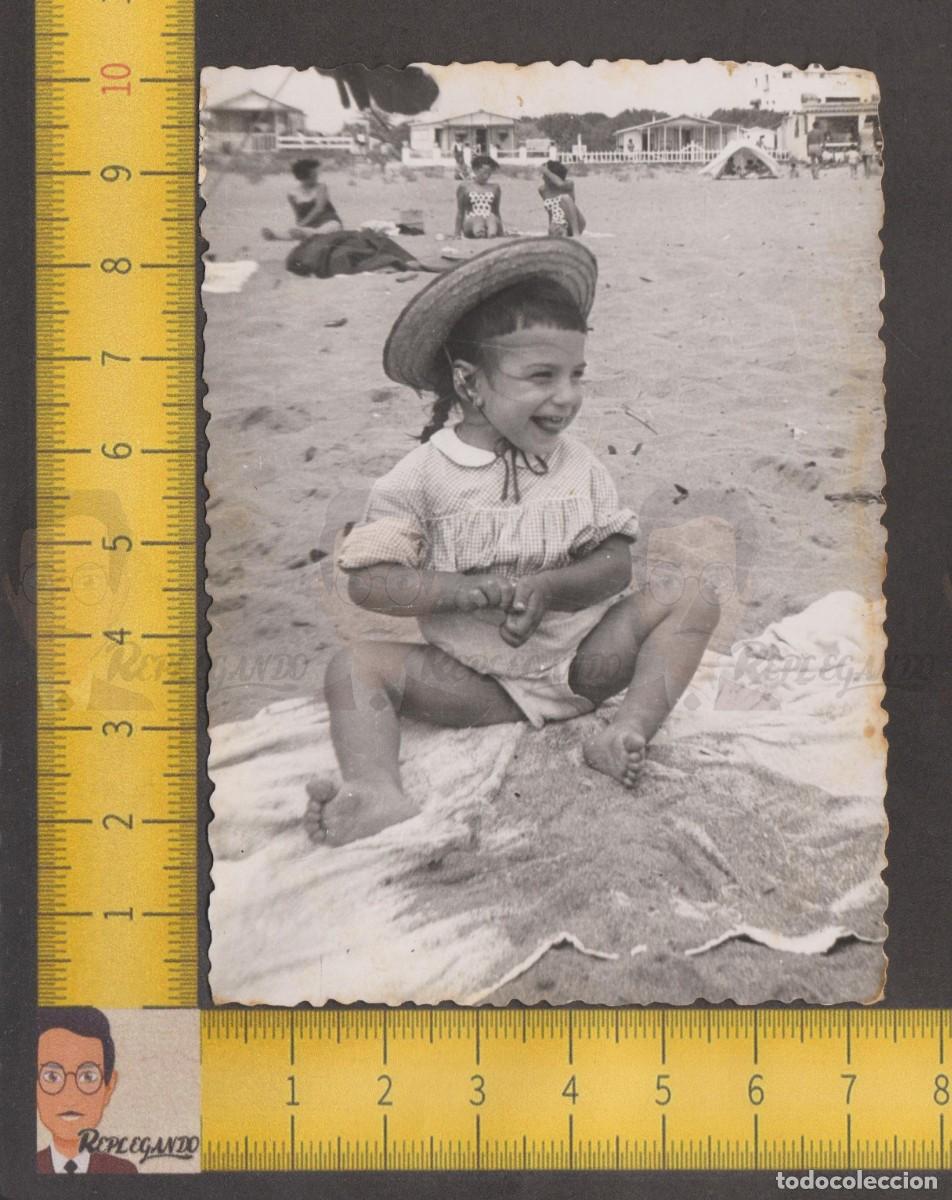 Antique Photography: SIMP&Aacute;TICA NI&Ntilde;A SOMBRERO PAJA SONRIE EN LA ARENA PLAYA - FOTO ANTIGUA A&Ntilde;OS 50/60 - ESPA&Ntilde;A