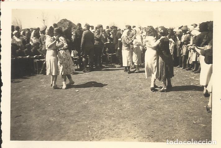 Fotografia antica: Fotograf&iacute;a Alemania Nazi. Segunda Guerra Mundial. Acto ej&eacute;rcito alem&aacute;n y mujeres bailando. 6x9 cm.