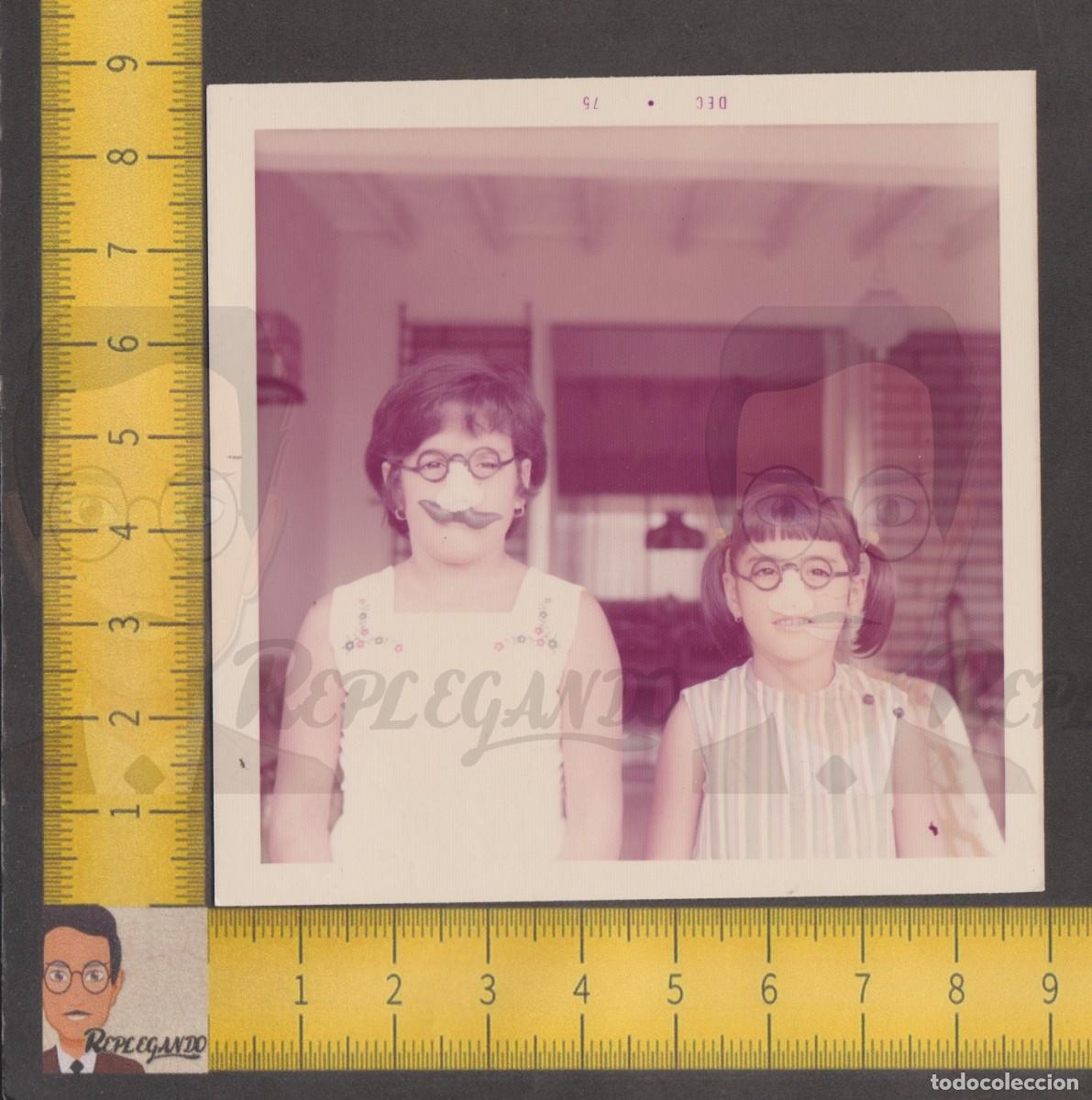 Fotograf&iacute;a antigua: PAREJA DE SIMP&Aacute;TICAS NI&Ntilde;AS CON GAFAS CON NARIZ Y BIGOTE - JUGUETE COTILL&Oacute;N - FOTO ANTIGUA A&Ntilde;O 1975