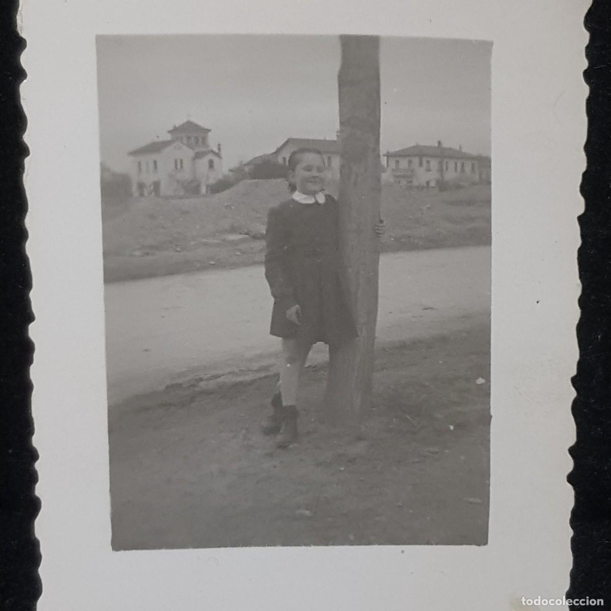 fotografia - niña dando posando frente a vecind - Compra venta en  todocoleccion