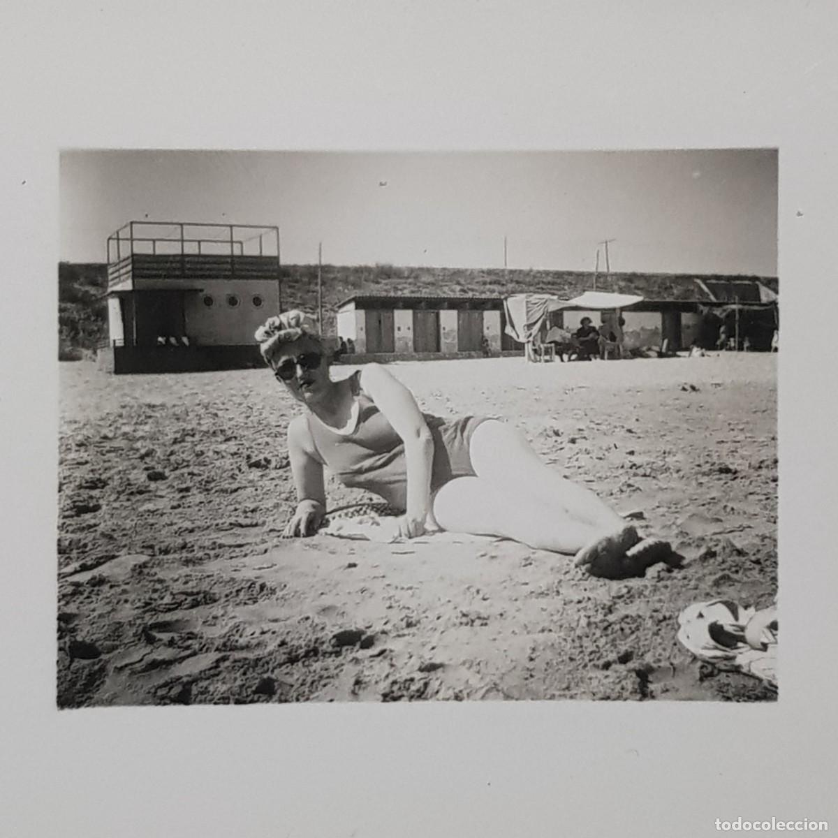 fotografia - mujer tomando el sol frente al mar - Compra venta en  todocoleccion