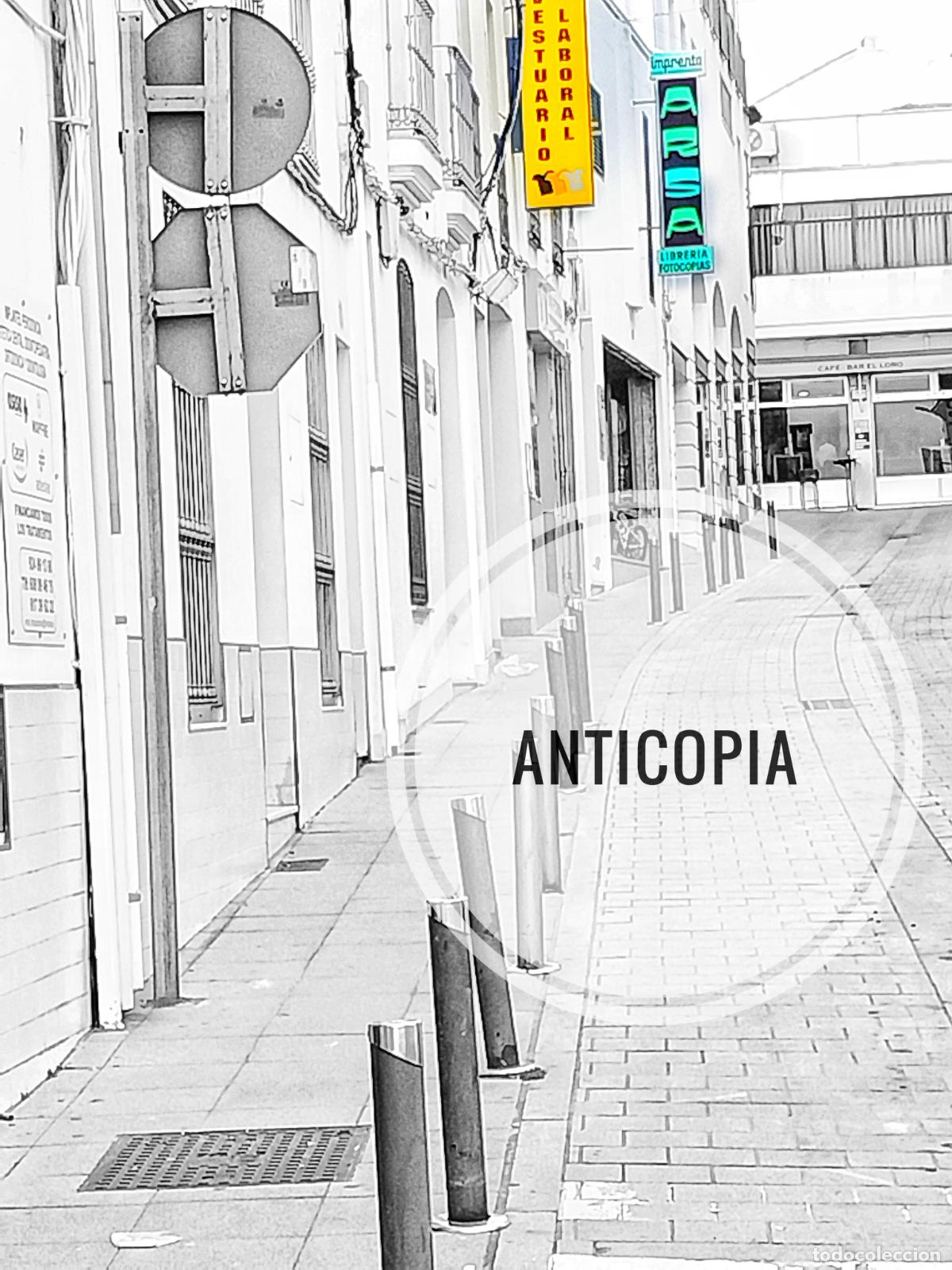 Fotografia antiga: AZUAGA CALLE SANTANA EXTREMADURA FOTO ACTUAL PARTICULAR 10 X 15CM LETREROS BN COLOREADA