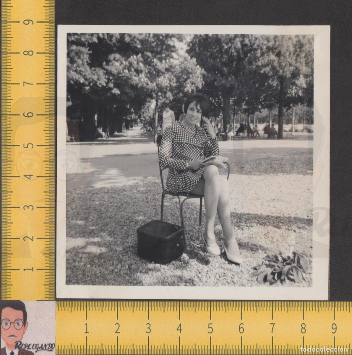 Antique Photography: GUAPA CHICA JOVEN VESTIDO LUNARES POSA SENTADA SONRIENDO - FOTO ANTIGUA A&Ntilde;OS 50/60 - MUJER SEXY