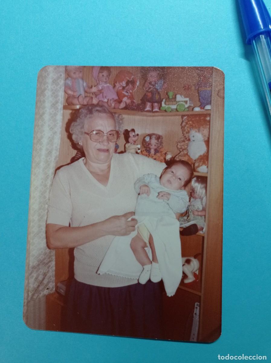 Fotograf&iacute;a antigua: FOTOGRAF&Iacute;A GRUPO FAMILIAR ABUELA Y NIETA, ESTANTES CON MU&Ntilde;ECAS, JUGUETES Y PELUCHES. VER ++
