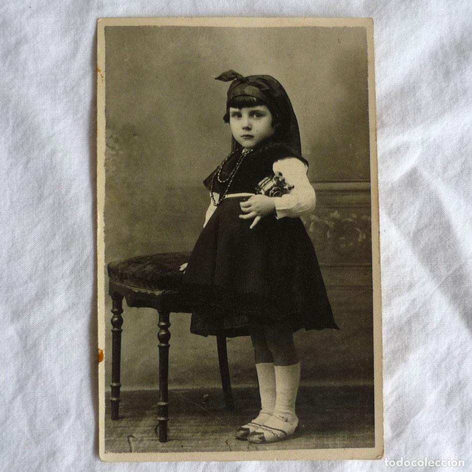 Alte Fotografie: Fotograf&iacute;a de ni&ntilde;a con traje regional 1933