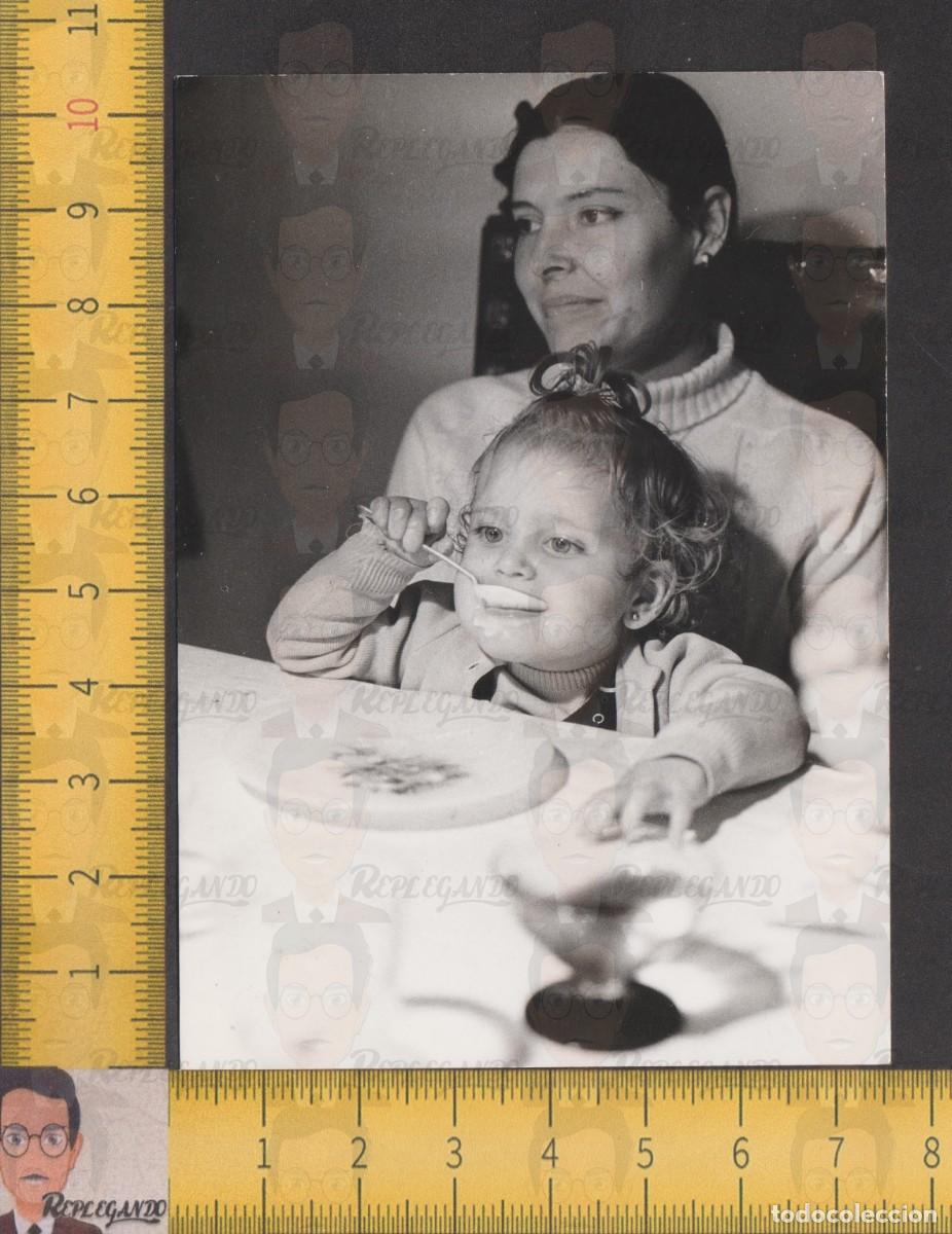 Antique Photography: SIMP&Aacute;TICA NI&Ntilde;A PEQUE&Ntilde;A COME DE PLATO CON CUCHARA - MADRE E HIJA / FOTO ANTIGUA A&Ntilde;OS 60 / INFANCIA