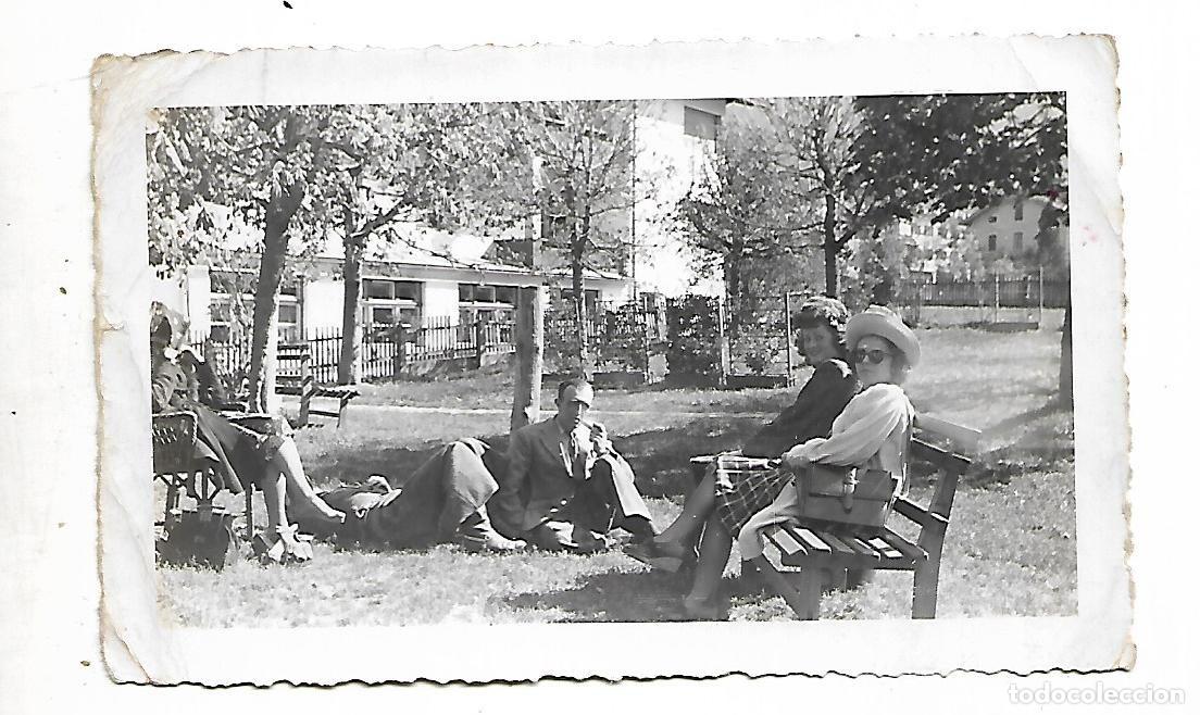 Photographie ancienne: FOTOGRAFIA ANTIGUA DE REEUNION FAMILIAR EN UN PARQUE DE EL TYROL EN 1.948