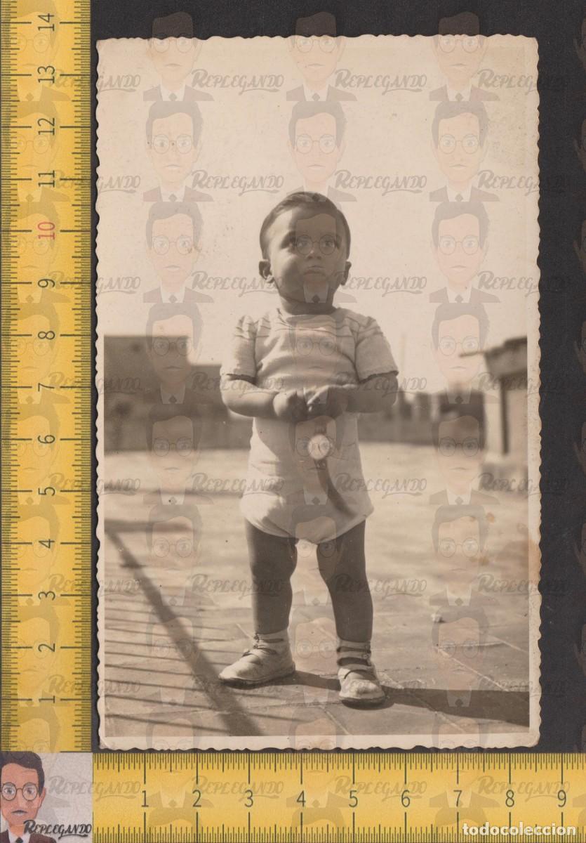 Fotografia antica: NI&Ntilde;O EN PA&Ntilde;ALES POSA EN TERRAZA CON UN RELOJ DE PULSERA - FOTO ANTIGUA A&Ntilde;OS 40 - ESPA&Ntilde;A INFANCIA