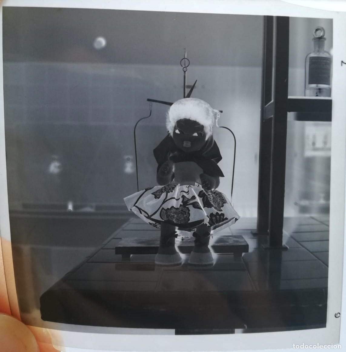 Fotografia antica: Antiguo negativo de una mu&ntilde;eca tipo Layna con vestido y pa&ntilde;uelo en la cabeza. 1957