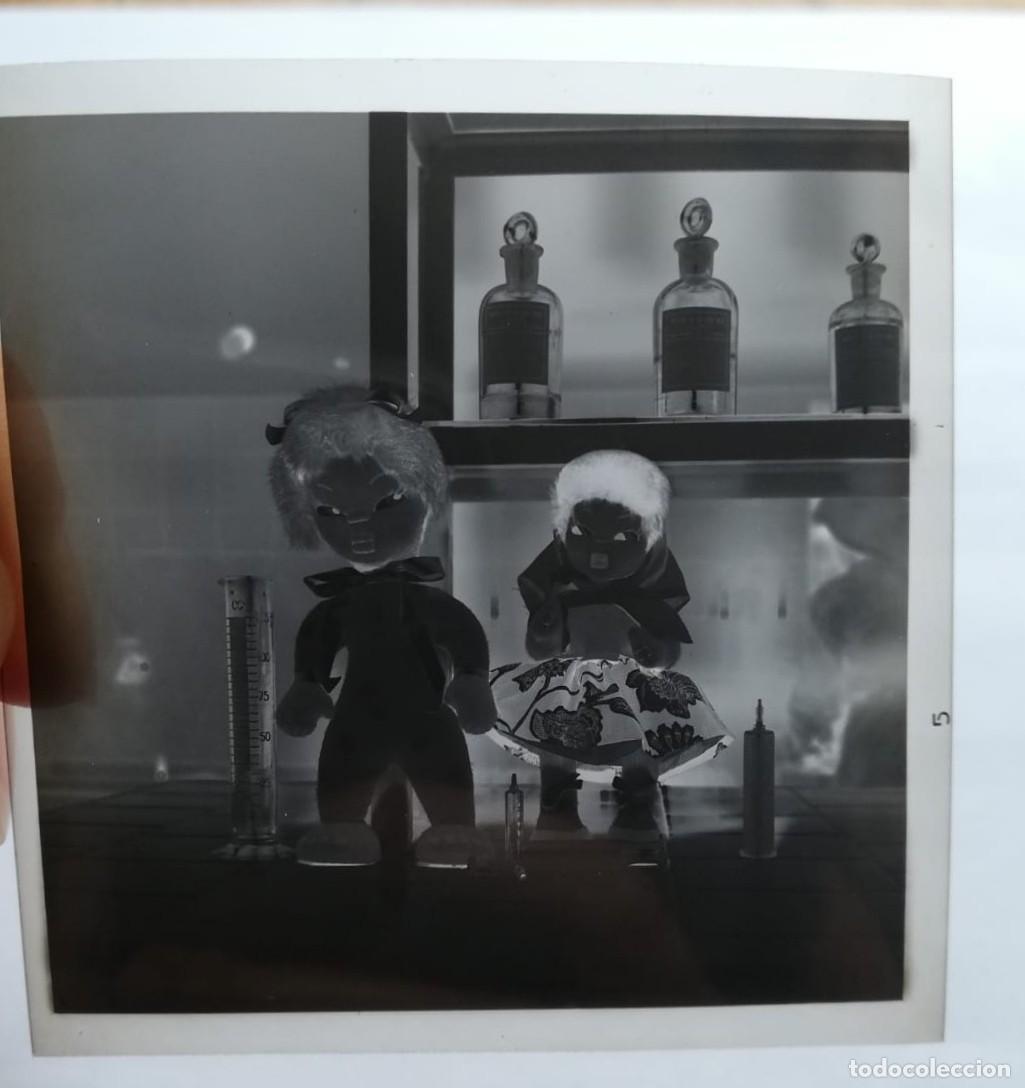 Fotografia antica: Antiguo negativo de dos mu&ntilde;ecas tipo Layna rodeadas de material de laboratorio. 1957