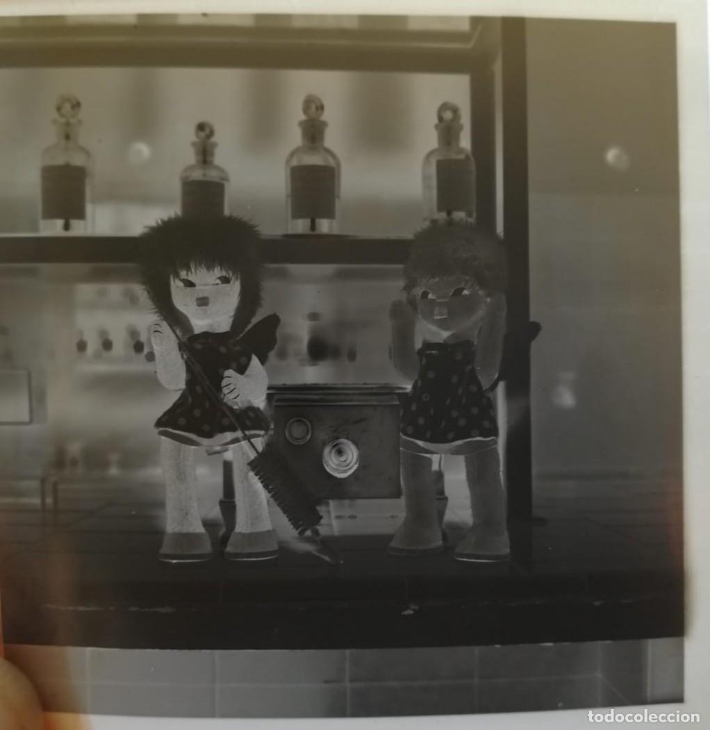 Fotografia antica: Antiguo negativo de dos mu&ntilde;ecas tipo Layna en vestido . 1957