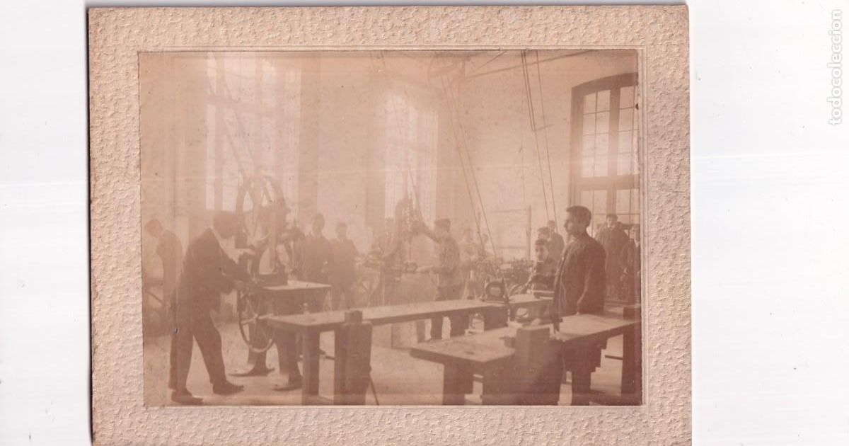Fotograf&iacute;a antigua: Curiosa fotograf&iacute;a f&aacute;brica de armas de Trubia. Asturias. Interior ??? No figura fot&oacute;grafo.