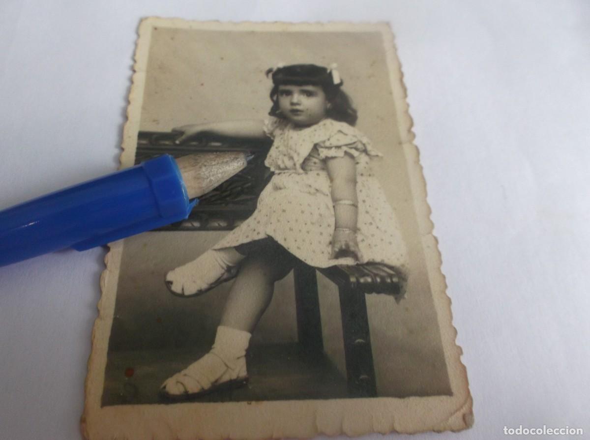 Fotograf&iacute;a antigua: ANTIGUA FOTO NI&Ntilde;A SEVILLANA SENTADA EN UN BANCO