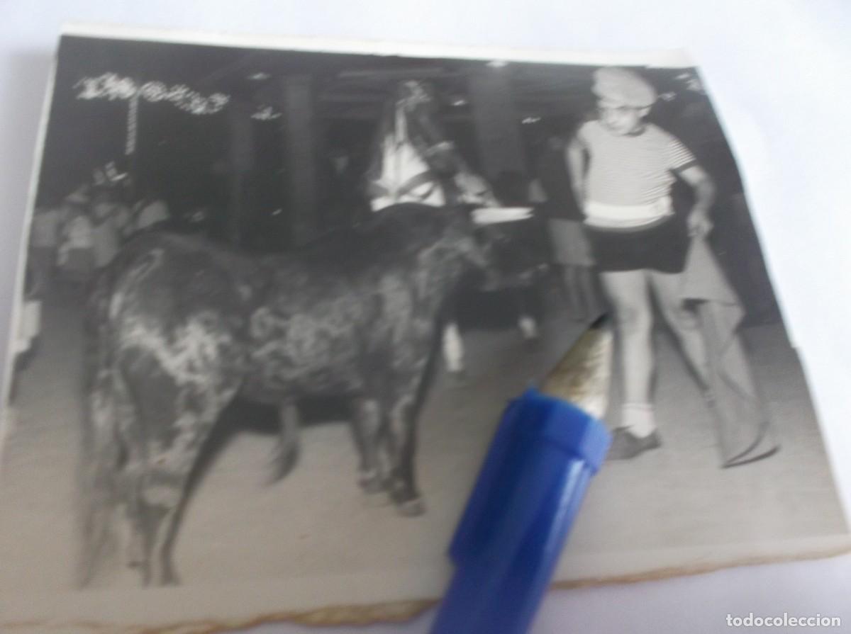 Fotograf&iacute;a antigua: ANTIGUA FOTO NI&Ntilde;O SEVILLANO TOREANDO EN ATRACI&Oacute;N DE FER&Iacute;A .
