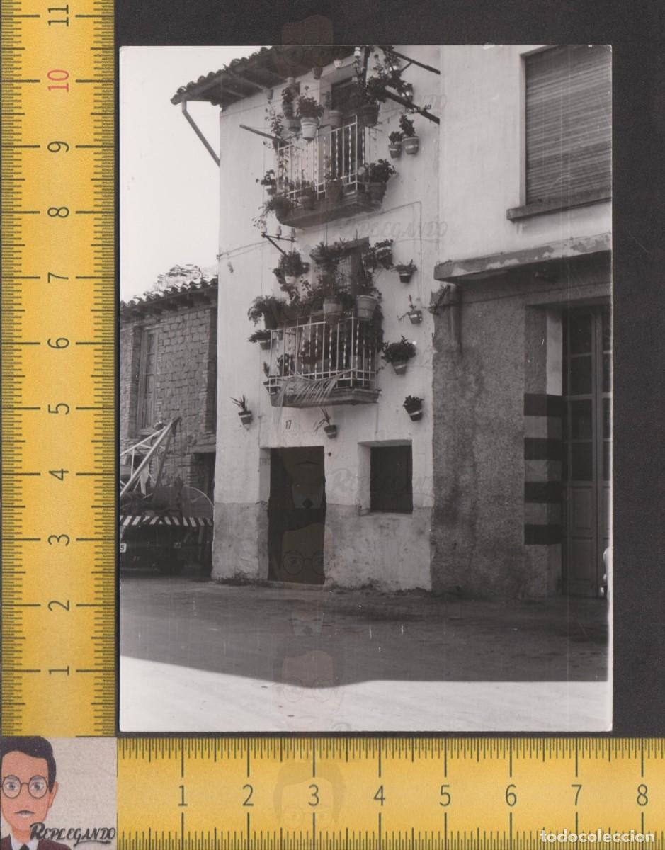 Fotografia antica: LA CASA M&Aacute;S BONITA DEL PUEBLO - FACHADA BALC&Oacute;N MACETAS FLORES - FOTO ANTIGUA A&Ntilde;OS 50 ESPA&Ntilde;A GRUA