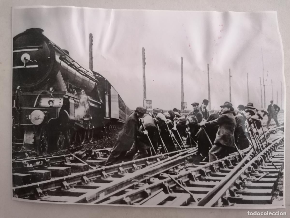 Fotograf&iacute;a antigua: FOTOGRAFIA OPERARIOS TRABAJANDO EN EL FERROCARRIL, ESTACION INGLESA DE LA DECADA DE LOS 50