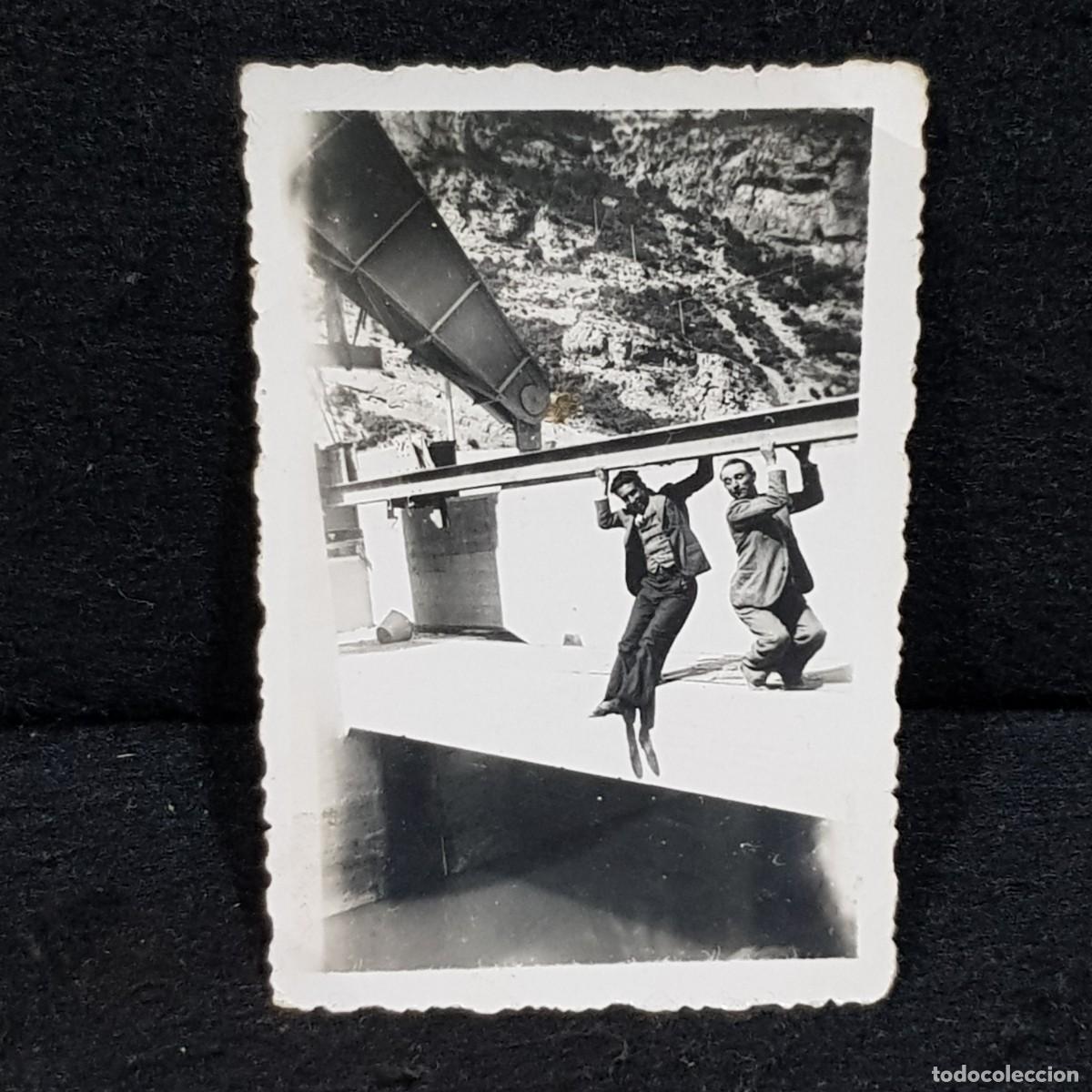 Fotograf&iacute;a antigua: FOTOGRAF&Iacute;A - JOVENES JUGANDO CON UNAS ESTRUCTURAS DE HIERRO - COLGADOS / 978