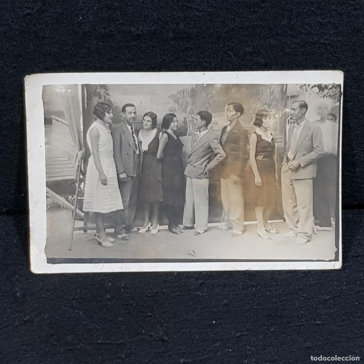 Fotografia antiga: FOTOGRAF&Iacute;A - GRUPO DE J&Oacute;VENES - FOTO CON FONDO PINTADO - FIESTA MAYOR - C. 1900 - MODERNISTA / 987