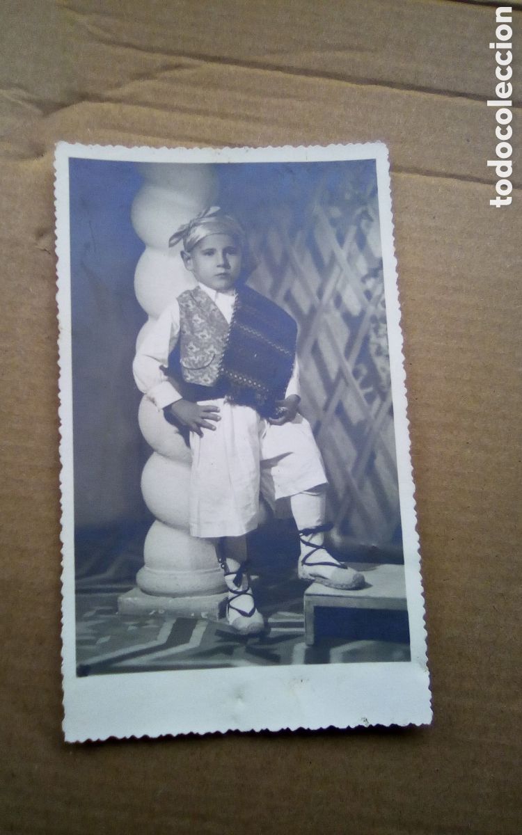 Fotograf&iacute;a antigua: Fotograf&iacute;a ni&ntilde;o traje t&iacute;pico fallero o regional. A&ntilde;o 1948.