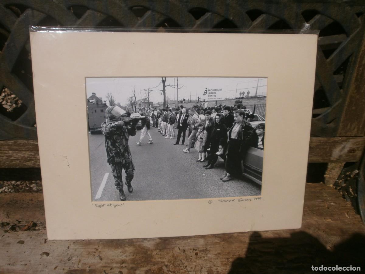 Fotograf&iacute;a antigua: Fotograf&iacute;a Belfast 1995 Frankie Quinn t&iacute;tulo Right at you Cppyright 2007 cart&oacute;n 41X31 foto 26X18,5