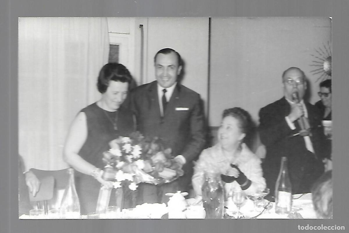 Photographie ancienne: 2 FOTOGRAFIAS ANTIGUAS OTORGANDO UN PREMIO A UNA DAMA -FOTO -SOTO -BARCELONA