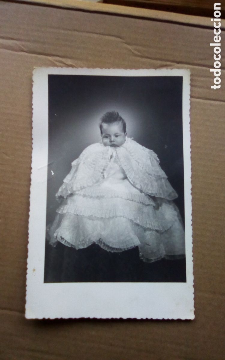 Fotografia antica: Vieja fotograf&iacute;a de ni&ntilde;a con traje bautismal, bautizada el a&ntilde;o 1952. Mide 10,5*16 cm.